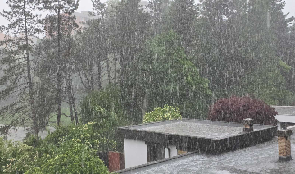 Toča, nalivi in orkanski veter: Arso izdal opozorilo