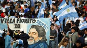 Okrog deset tisoč ljudi je v ponedeljek pozdravilo argentinske nogometaše ob nji