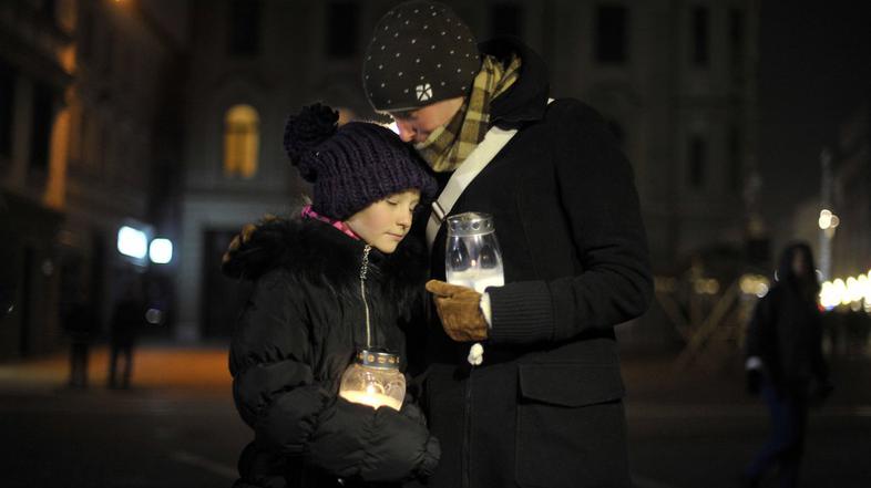 Prižiganje svečk žrtvam prometnih nesreč