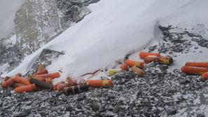 Skupina 20 alpinistov se je podala na najvišjo goro sveta in počistila smeti, ki