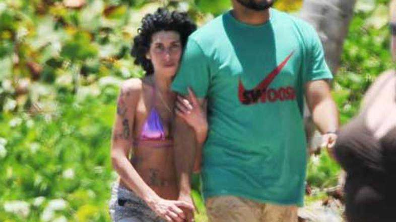 Amy na Sveti Luciji uživa v družbi svojega telesnega stražarja in načrtuje posvo
