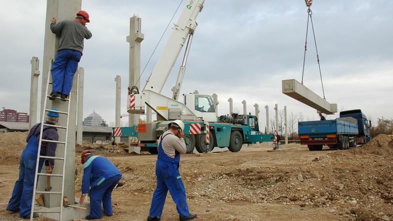 Delavci z začasnimi delovnimi dovoljenji ne vidijo drugega izhoda, kot da še kar