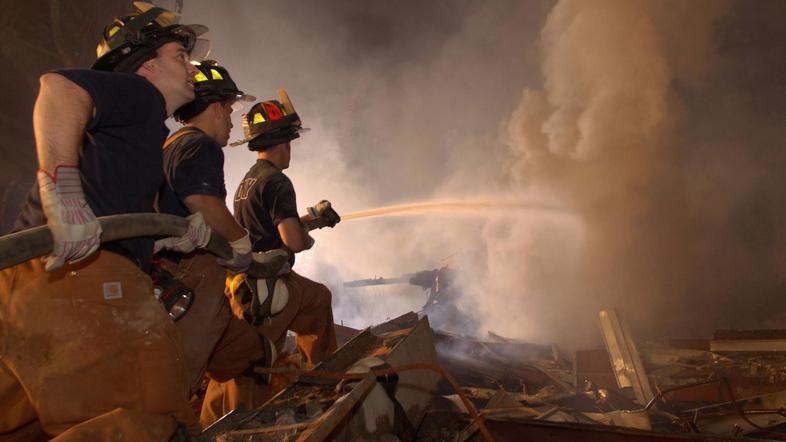 Mnogi gasilci so dejalii, da niso nosili zaščitnih mask, saj naj bi jim zatrjeva