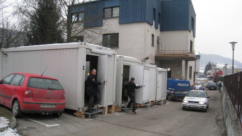 Sevniški policisti prezimujejo v gradbiščnih zabojnikih pred policijsko postajo.
