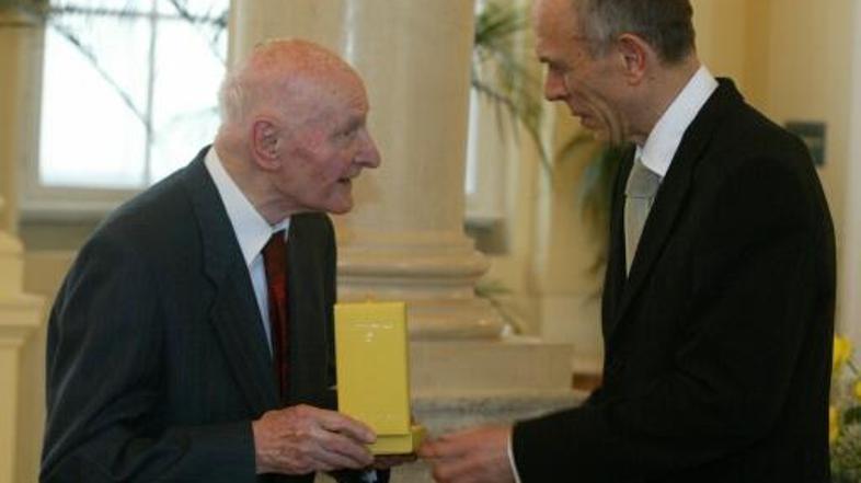 Klavdij Zornik je leta 2005 prejel državno odlikovanje zlati red za zasluge za ž