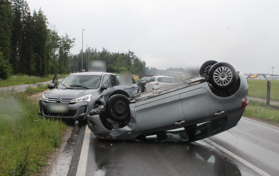 Brnik, prometna nesreča, trčenje več vozil | Avtor: PU Kranj