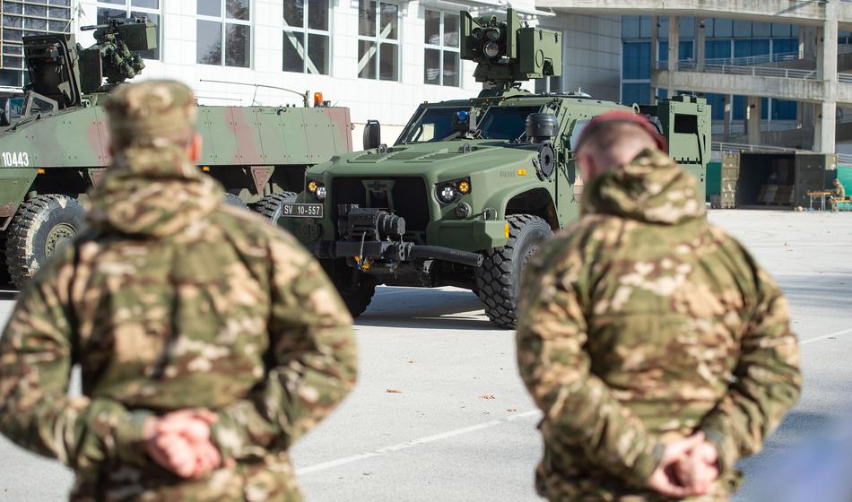 Slovenska častnika odpotovala na Grenlandijo