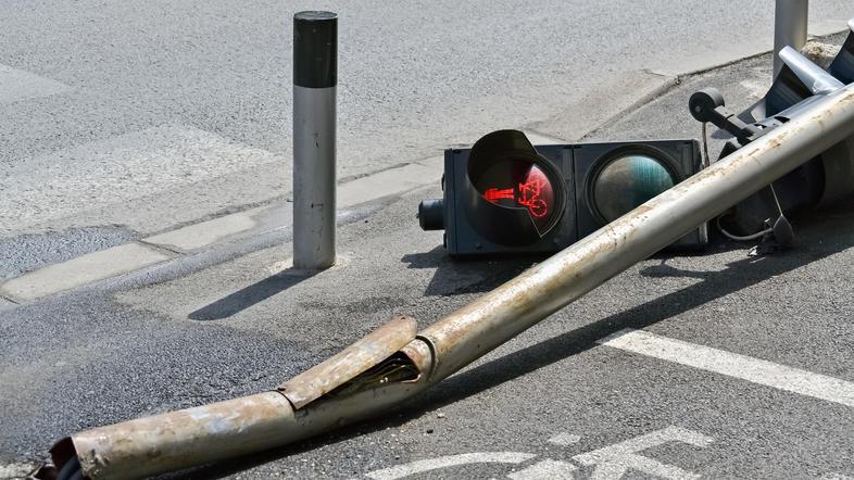 Prometna nesreča: semafor, drog javne razsvetljave