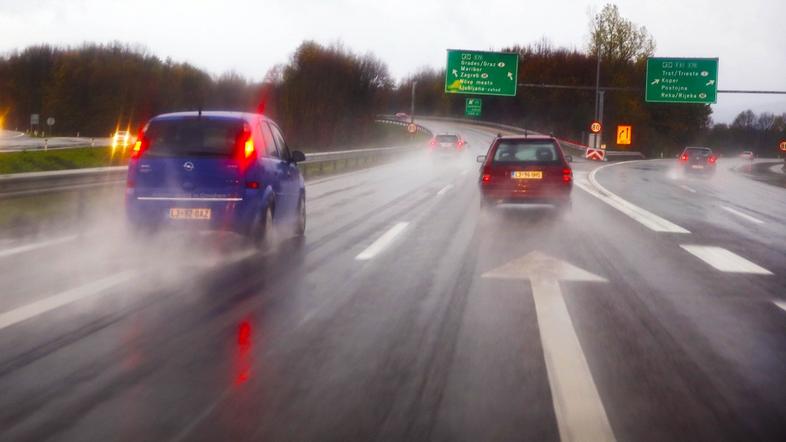 Slovenija 03.11.2013 avtomobili, prometne razmere, dez, avtocesta, slaba vidljiv