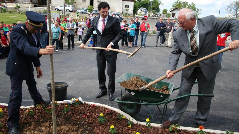 Naložbi so s posaditvijo lipe simbolno predali namenu Roman Grebenc, Patrick Vla