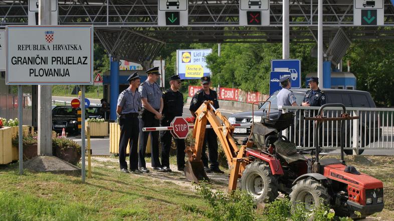 Tako so se 10. junija soočili traktor, Joras in hrvaški policisti. (Foto: Barbar