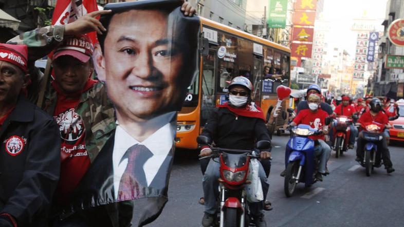 Množični protesti privržencev odstavljenega premierja Taksina Šinavatre trajajo 
