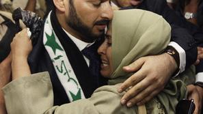 Muntazer Al Zaidi v objemu svoje sestre ob prihodu na televizijsko postajo Al Ba