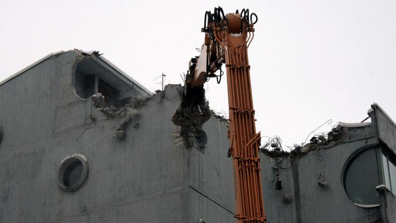 Rušenje stare Pekove upravne stavbe se nadaljuje, civilna iniciativa pa gre z na