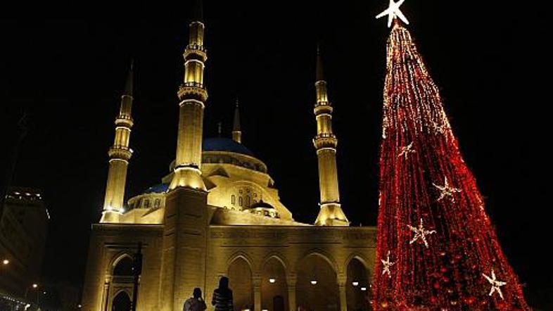 V Bejrutu sije rdeče božično drevesce.