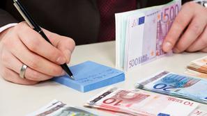 dokumenti denar miza evri bankovci