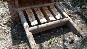 Poškodovana Zlatorogova pravljična dežela