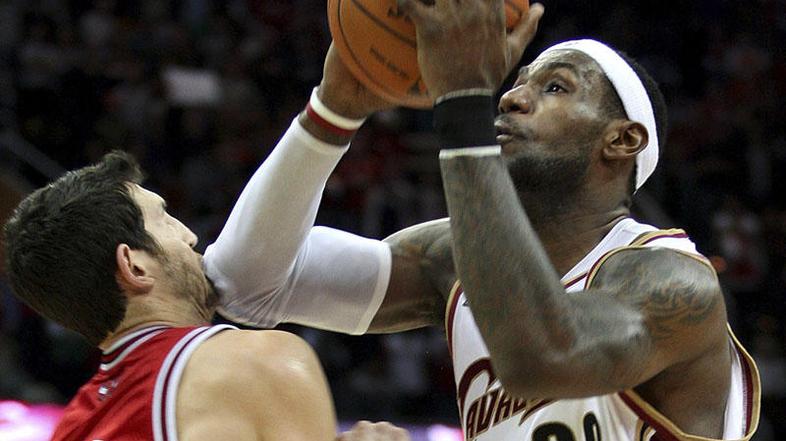 Igralci Chicaga LeBronu Jamesu niso pustili, da bi jim v zadnjem napadu "ukradel