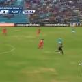 Podaja sodnika za gol na peruanski nogometni tekmi
