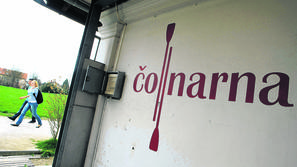 Novi najemnik Čolnarne, ki upravlja lokal Pr' skelet, je za najem ponudil izhodi