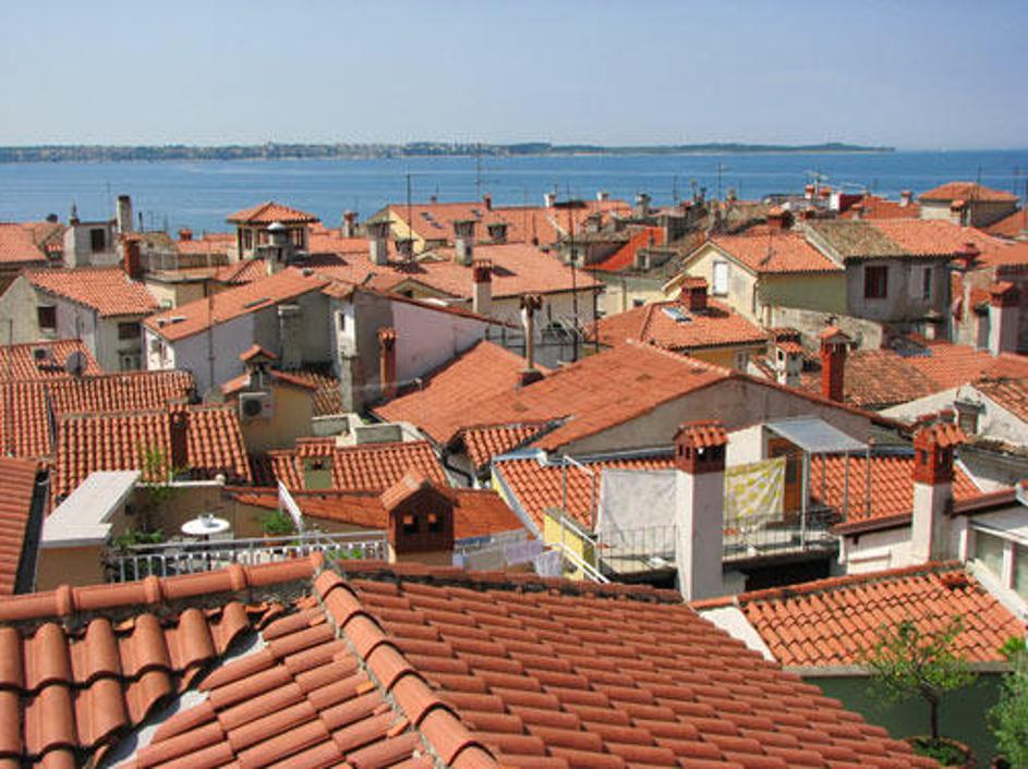 Z najvišje točke v Piranu se s pogledom lahko kot mačke sprehodite po terasah.