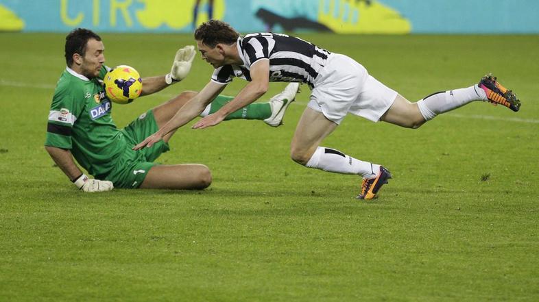 Stephan Lichtsteiner in Željko Brkić na tekmi med Juventesom in Udinesejem.