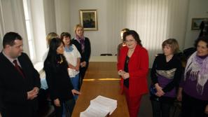 Predaja podpisov proti ukinitvi brežiške porodnišnice. (Foto: Nada Černič Cvetan