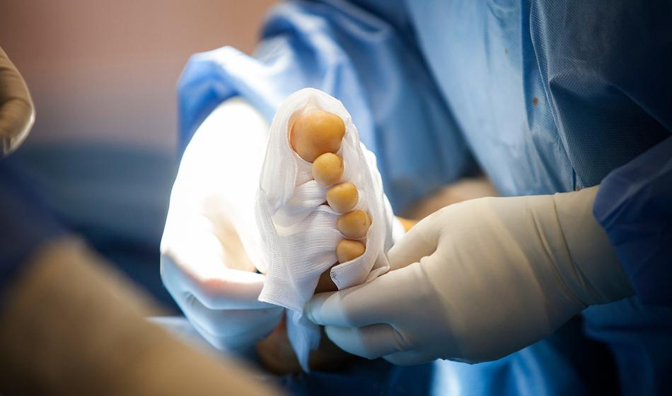 Ujeli so ga: Vodja ortopedije pošiljal paciente k zasebniku