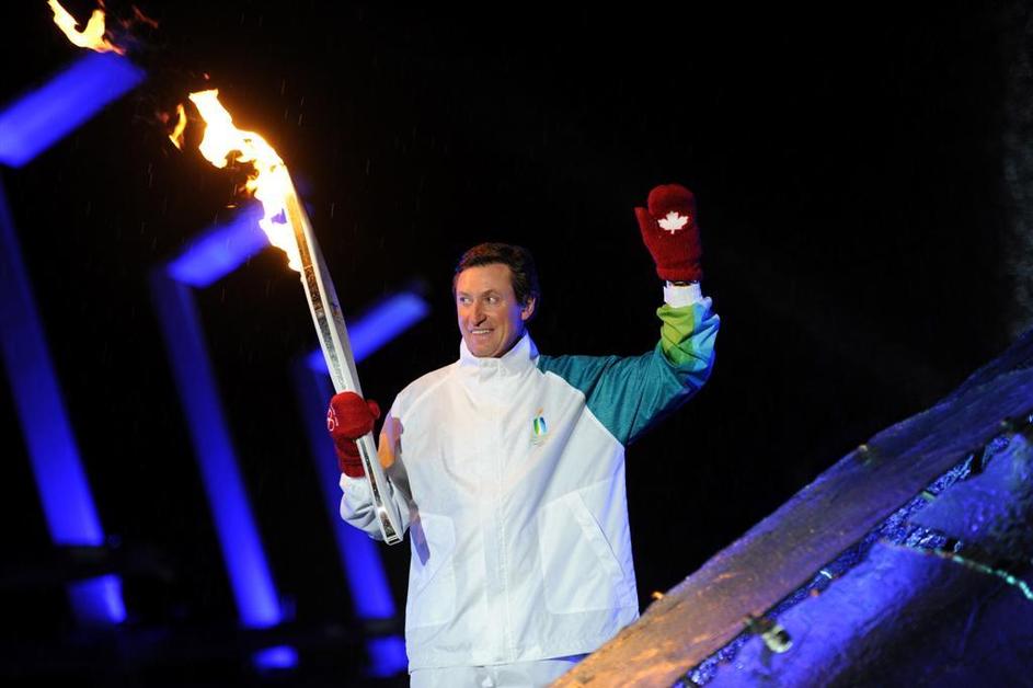 Pred letom dni je Wayne Gretzky prižgal ogenj na igrah v Vancouvru. (Foto: EPA)