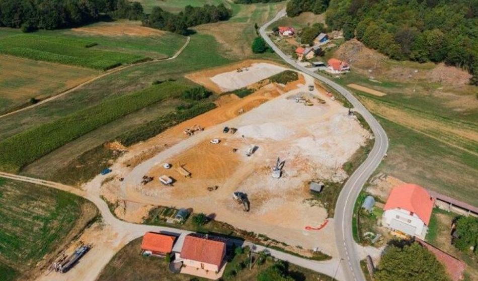 Vaščani jezni zaradi novih hiš, a razburjajo se deset let prepozno