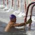V Harbinu so med drugim v ledeno površino izdolbli veliko luknjo - bazen in ga n