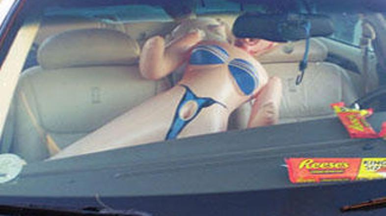 Svoji "dekleti" je hotel poljubiti v slovo, sedaj pa sta ostali sami.