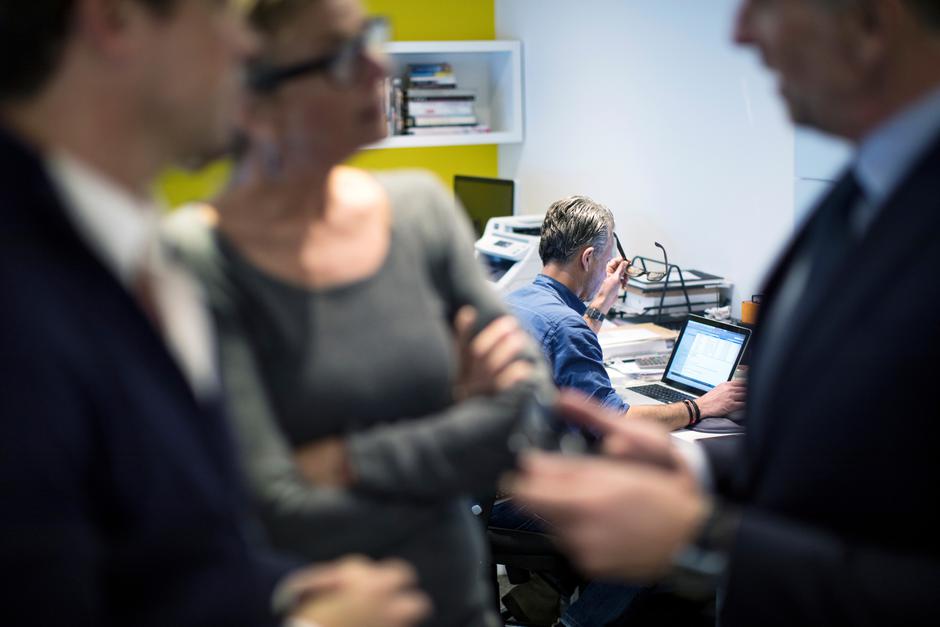 Starejši moški dela za računalnikom | Avtor: Profimedia