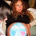 Pevka se med nosečnostjo zabava s poslikavo trebuščka. (Foto: Twitter)