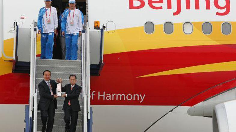 Olimpijska plamenica je prispela na avstralsko vojaško letališče.