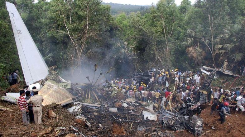 Med pristajanjem naj bi letalo, ki je bilo staro le tri leta, zaradi dežja zdrsn