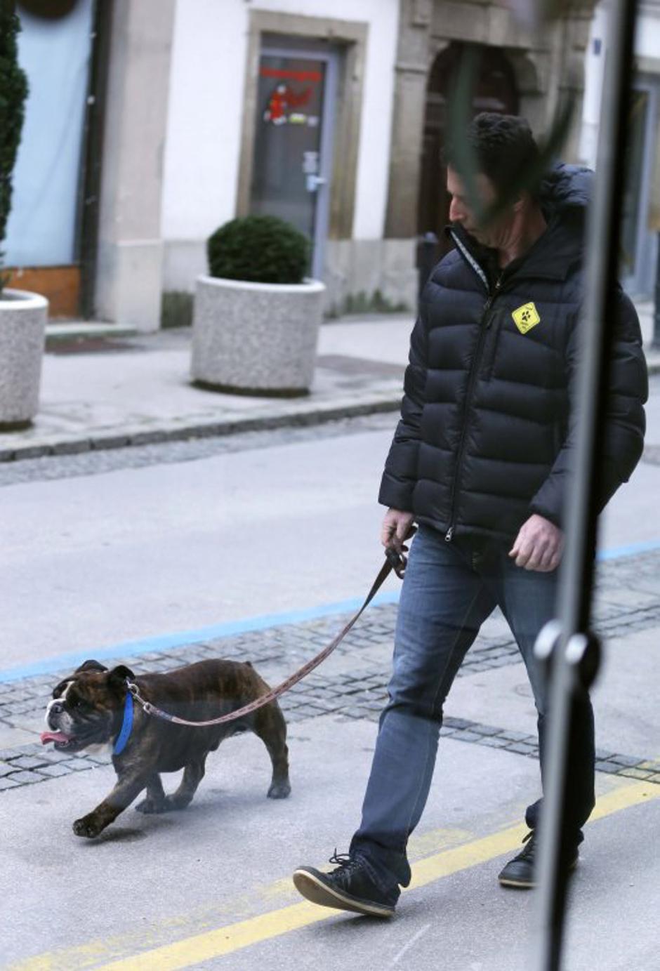 pes sprehajanje sprehod | Avtor: Gregor Katič