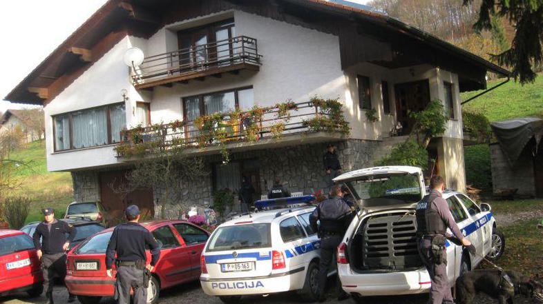 Oboroženi policisti s policijskimi psi so 18. novembra izselili zakonca Cener. (