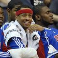 Allen Iverson v položaju, ki ga ni navajen. Sedenju na klopi.