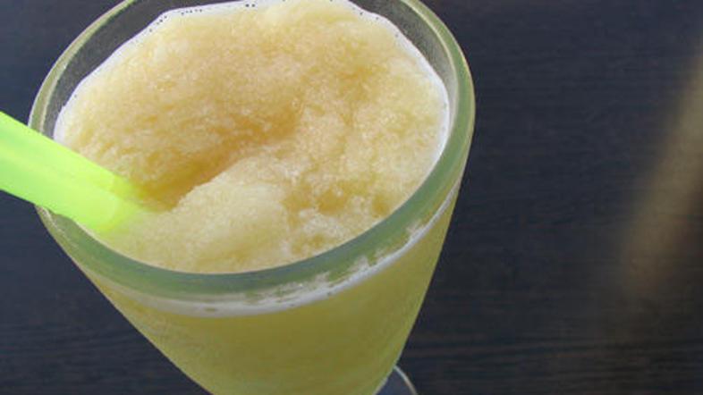 Smoothie lahko naredite iz katerega koli sadja in po okusu dodajate sladoled ali