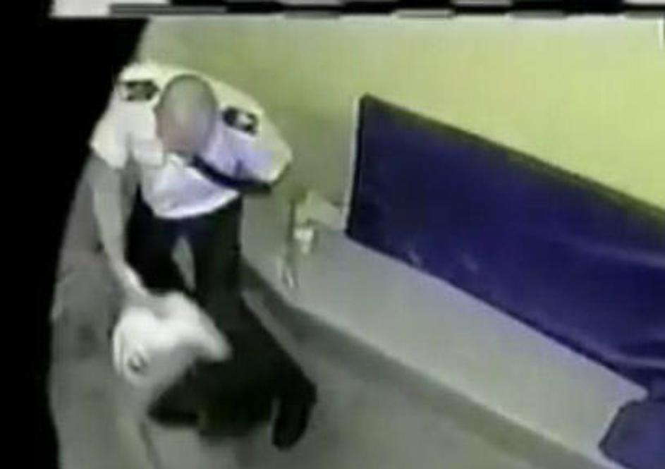 Andrews bo zaradi napada na žensko šest mesecev preživel v ječi. (Foto: YouTube)