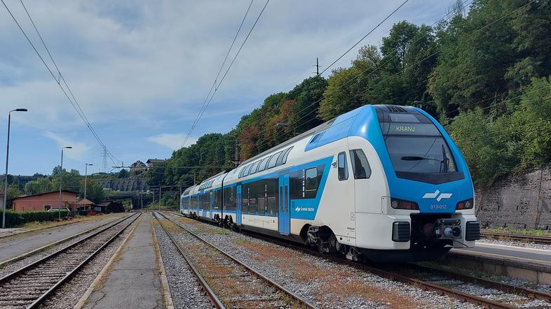 Kranj, železniška postaja, tiri, vlak,