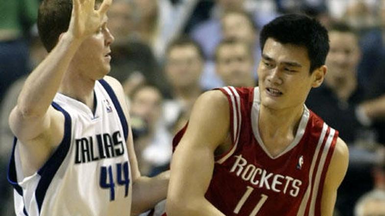 Dvoboj igralcev visokih 229 centimetrov: Shawn Bradley in Ja0 Ming.