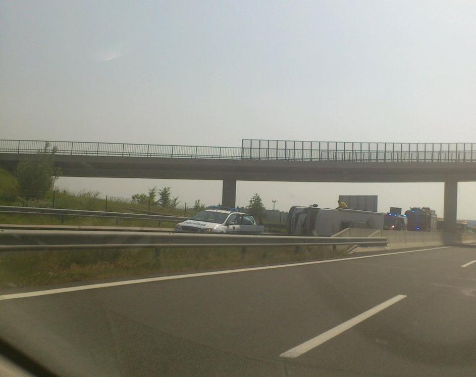 Prevrnjen avtodom na dolenjski avtocesti.