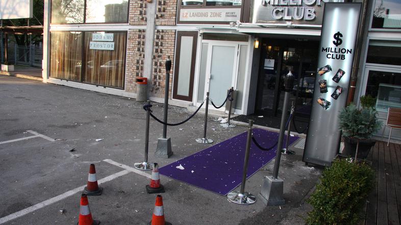 Bomba, ki so jo odvrgli pred klubom Million Club, je poškodovala osem ljudi, od 