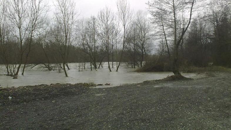 Ponoči bo gladina številnih rek po Sloveniji presegla opozorilno vrednost pretok