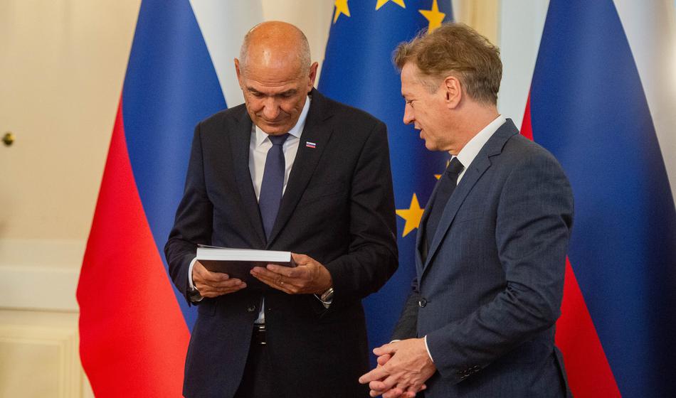 Golob z javnim pozivom Janši, tokrat ju skrbijo iste stvari