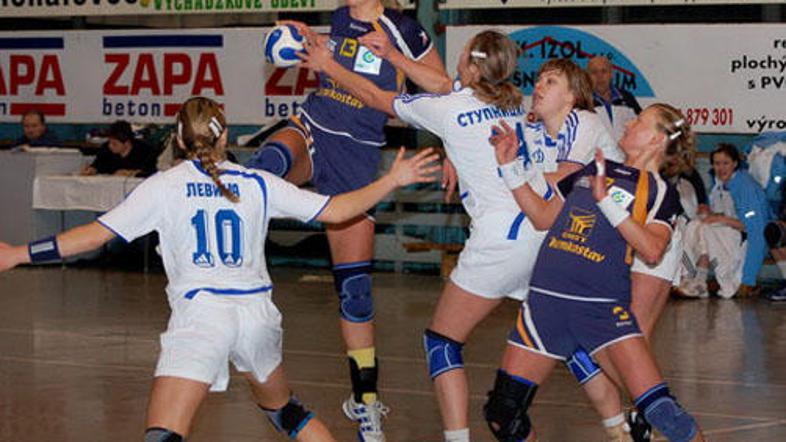 Rokometašice Dinama (na sliki v belih dresih) že čakajo na tekmice v finalu poka