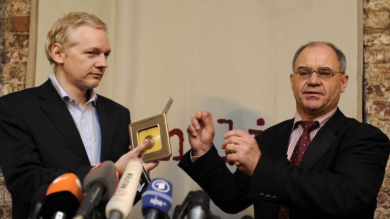 Podatke je Rudolf Elmer Julianu Assangeu predal na novinarski konferenci v Londo