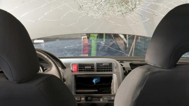 29 evrov znaša zavarovanje stekel (delni kasko) za renault clio, letnik 2007, pr